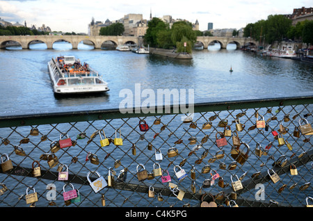 Liebesschlösser an der Pont des Arts angeschlossen, über den Fluss Seine in Paris, Frankreich Stockfoto