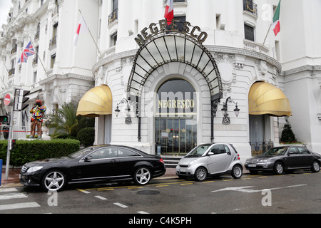 Mercedes-Benz und Smart Autos geparkt vor Eingang zur Art-Deco-Hotel Negresco an der Promenade des Anglais-Nizza-Frankreich Stockfoto