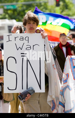 Denver CO - ein junger Mann hält ein Schild mit dem Ausdruck seiner Ansichten über den Irak-Krieg bei einem Friedensmarsch gegen den Krieg. Stockfoto