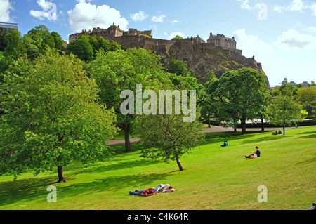 Edinburgh Castle von Princes Street Gardens, Edinburgh, Lothian, Schottland, Vereinigtes Königreich Stockfoto