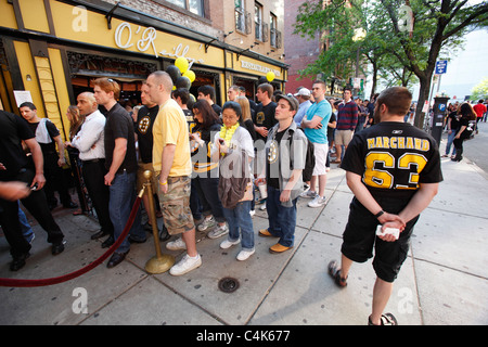 Boston Bruins Eishockeyfans Linie bis zu eine Bar in Boston für sieben Spielen den Stanley Cup in Vancouver gespielt eingeben Stockfoto