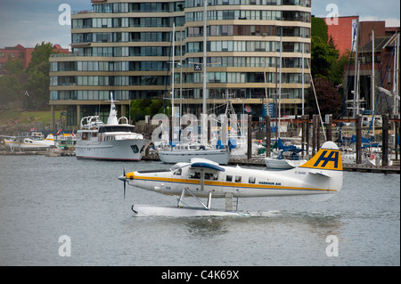 Ein Wasserflugzeug bereiten Sie ausziehen letzten Hotels und Eigentumswohnungen in den inneren Hafen von Victoria, British Columbia, Kanada. Stockfoto
