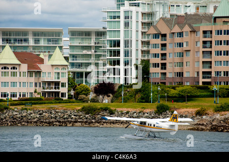 Ein Wasserflugzeug bereiten Sie ausziehen letzten Hotels und Eigentumswohnungen in den inneren Hafen von Victoria, British Columbia, Kanada. Stockfoto