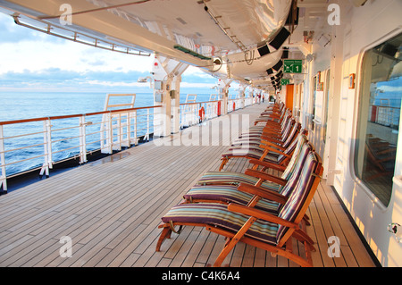 Deck bei Sonnenuntergang, MS Eurodam Cruise Ship, Nordsee, Nordeuropa Stockfoto