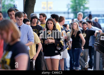 Boston Bruins Eishockeyfans Linie bis zu eine Bar in Boston für sieben Spielen den Stanley Cup in Vancouver gespielt eingeben Stockfoto