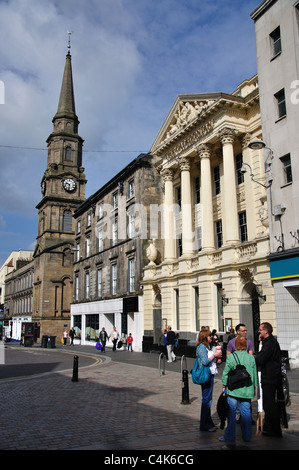 Überbrücken Sie und High Street zeigt Mautstelle Kirchturm, Inverness, Schottisches Hochland, Schottland, Vereinigtes Königreich Stockfoto