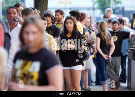 Boston Bruins Eishockeyfans Linie bis zu eine Bar in Boston für sieben Spielen den Stanley Cup in Vancouver gespielt eingeben Stockfoto