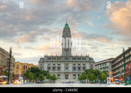 majestätisch, alte Rathaus von Porto auf Avenida Dos Aliados bei Sonnenuntergang, Portugal Stockfoto