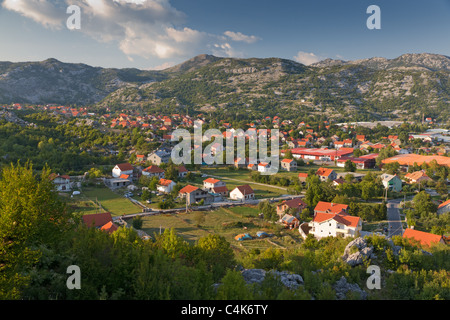 typische Stadt mit rot gedeckten Häuser im grünen Tal in warmes später Nachmittag Licht, Montenegro Stockfoto