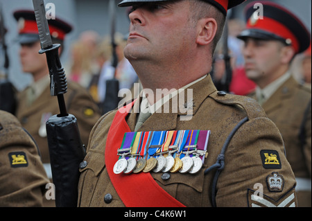 Truppen von der Prinzessin von Wales Regiment marschieren durch Crawley in Sussex nach seiner Rückkehr aus Afghanistan Stockfoto