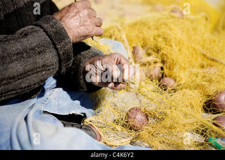 Griechische Fischer Reparatur Fischernetze im Hafen von Petra - Lesbos Stockfoto