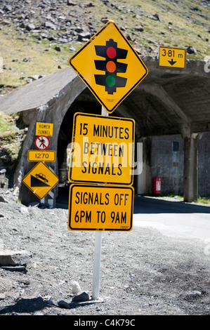 Warnschilder am Eingang zum Homer Tunnel auf Highway 94, Milford Sound mit Te Anau auf Neuseelands Südinsel neu verknüpfen Stockfoto