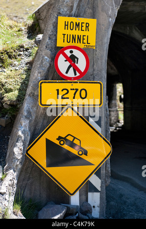 Warnschilder am Eingang zum Homer Tunnel auf Highway 94, Milford Sound mit Te Anau auf Neuseelands Südinsel neu verknüpfen Stockfoto