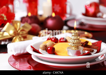 Gedeck für Weihnachten mit frischen Früchten Stockfoto