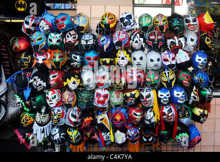 Ansicht des mexikanischen wrestling Masken zum Verkauf an einen Shop in den Mission District von San Francisco, Kalifornien, USA. Stockfoto