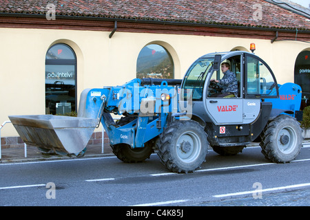 Baufahrzeug Argegno Italien auf der Durchreise Stockfoto