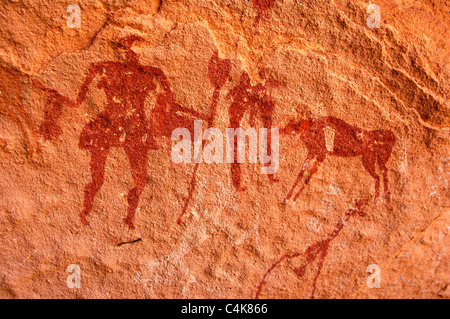 Mensch und Tier, prähistorischen Felsmalereien in einem Wadi, Acacus Berge, Wüste Sahara, Libyen Stockfoto