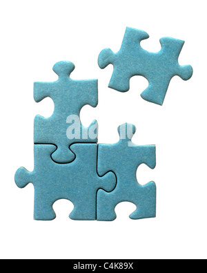 Vier blaue Puzzleteile mit drei verbunden und eins nicht. Isoliert auf weißem Hintergrund. Stockfoto