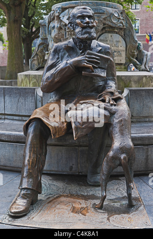 Brunnen mit einer Statue von Charles Buls, Bürgermeister von Brüssel von 1881 bis 1899, Grass Markt, Brüssel, Belgien Stockfoto