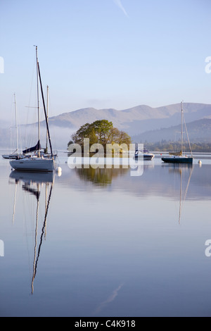 Boote und Reflexionen über See Windemere Stockfoto