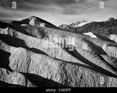 Felsformationen und Schnee bedeckt Telescope Peak von Golden Canyon Trail. Death Valley Nationalpark, Kalifornien Stockfoto