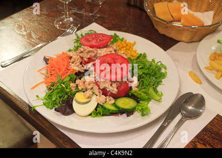 Belgische Tomaten-Salat mit Garnelen. Restaurants in Brügge erstellen einen leckeren Salat mit besonders Grises und Zuhause gemacht Mayonnaise. Stockfoto