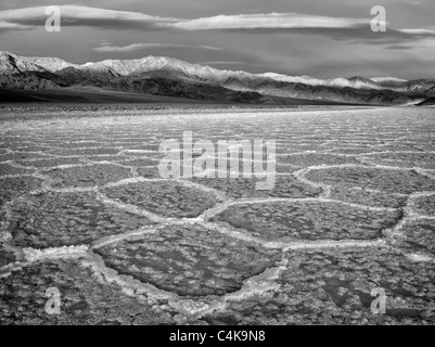 Salz Polygone. In der Nähe von Badwater. Death Valley Nationalpark, Kalifornien. Himmel wurde hinzugefügt. Stockfoto