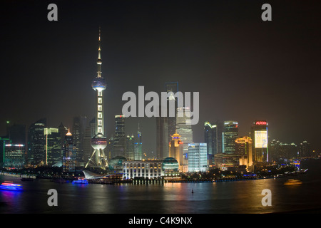 Die berühmte Skyline von Pudong bei Nacht gesehen vom Bund, Shanghai, China Stockfoto