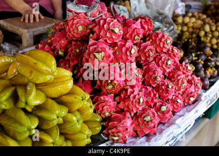 Dragon-Früchte, Sterne Früchte, Litschis zum Verkauf an Damnoen Saduak Floating Market, Provinz Ratchaburi, Thailand. Stockfoto