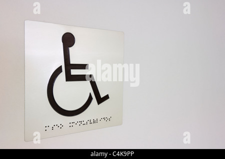Melden Sie angibt, Behinderte Zone auf eine weiße Wand und Braille schreiben Stockfoto