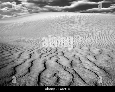 Wind kräuselt sich in Sanddünen. Death Valley Nationalpark, Kalifornien. Himmel wurde hinzugefügt Stockfoto