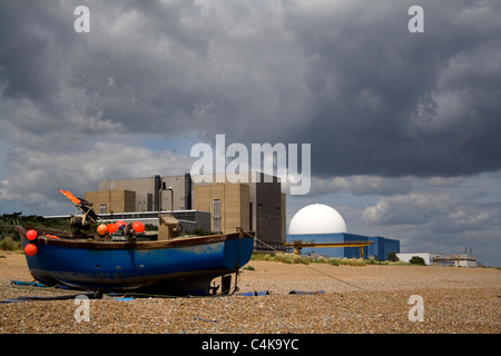 Ein Fischerboot ist unter zwei Kernkraftwerke in Sizewell in Suffolk gestrandet. Stockfoto