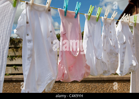 neugeborenes Baby "Kleidung" auf der Wäscheleine Stockfoto