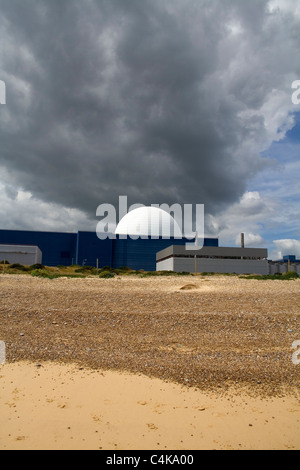 Kernkraftwerk Sizewell B befindet sich am Strand unter einem grüblerischen Himmel. Stockfoto