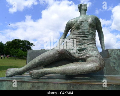 Drapierte sitzende Frau von Henry Moore Stockfoto