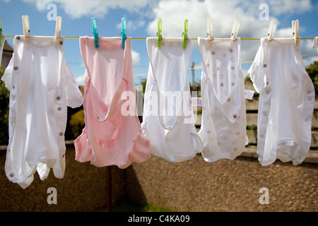 neugeborenes Baby "Kleidung" auf der Wäscheleine Stockfoto