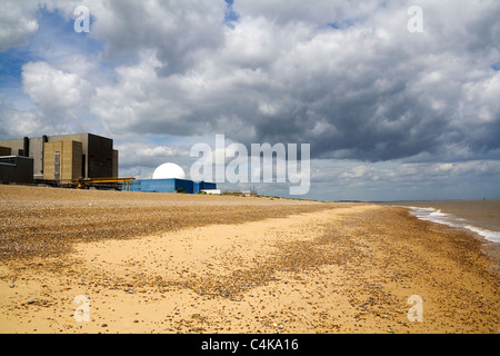 Zwei Atomkraftwerke an der Küste von Suffolk in Sizewell. Stockfoto