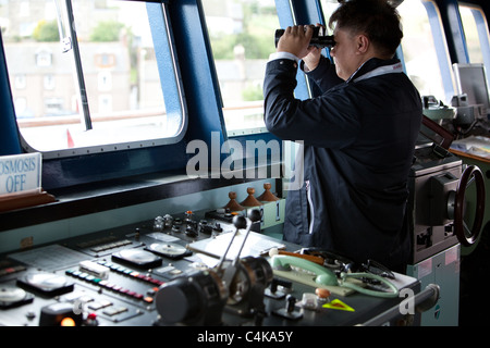 Navigation Officer Passagierschiff "Clipper Odyssey" Watch auf der Brücke des Schiffes. Montrose Schottland, Vereinigtes Königreich Stockfoto