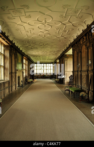 Ein Portraitbild der langen Halle bei Haddon Hall in der Nähe von Bakewell in Derbyshire Stockfoto