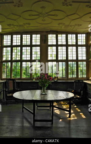 Portraitbild aus dem Inneren der Haddon Hall in der Nähe von Bakewell in Derbyshire Stockfoto