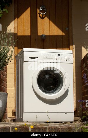 Waschmaschine geliefert außerhalb des Hauses Stockfoto