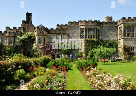 Touristenattraktion Haddon Hall in der Nähe von Bakewell in Derbyshire Vorderansicht und Gärten Stockfoto