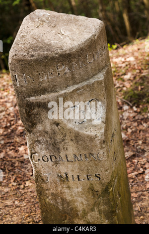 Meilenstein bei Hindhead zeigen 39 Meilen zu Hyde Park Corner plus Godalming und Liphook Stockfoto