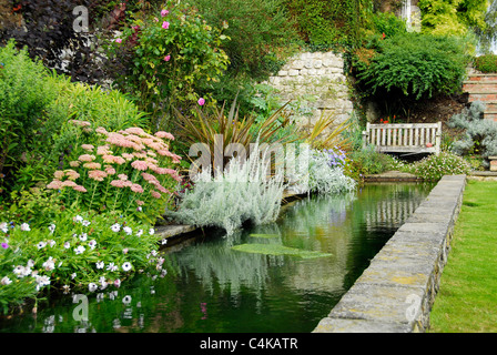 Zierteich und Steingarten in alten englischen Garten für die Öffentlichkeit in Kent Stockfoto