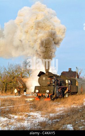 Portraitbild von einem polnischen Dampflok unter Dampf herausziehen des ländlichen Bahnhof Stockfoto