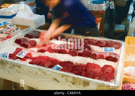 Zwergwal (Balaenoptera Acutorostrata) Fleisch zum Verkauf in japanischen Fischmarkt. Stockfoto