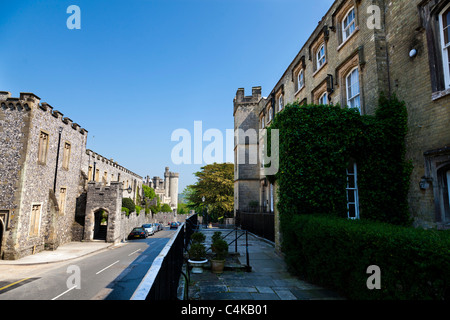 London Straße Arundel Castle Stockfoto