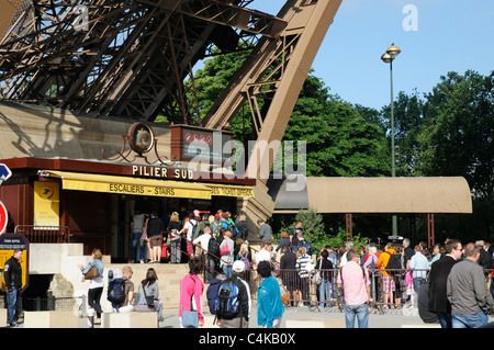 Menschen Schlange, um Fahrkarten für den Eiffelturm in Paris, Frankreich Stockfoto