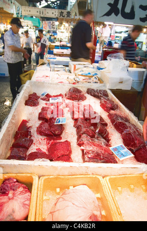 Zwergwal (Balaenoptera Acutorostrata) Fleisch zum Verkauf in japanischen Fischmarkt. Stockfoto