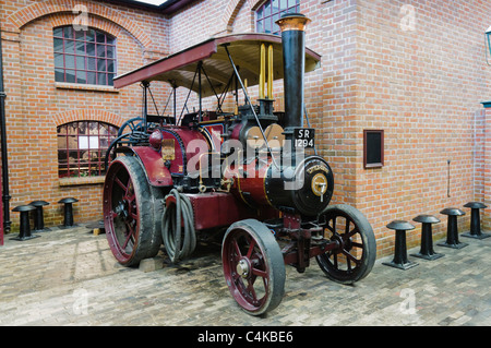 Alten Dampftraktor auf einer gepflasterten Straße geparkt Stockfoto